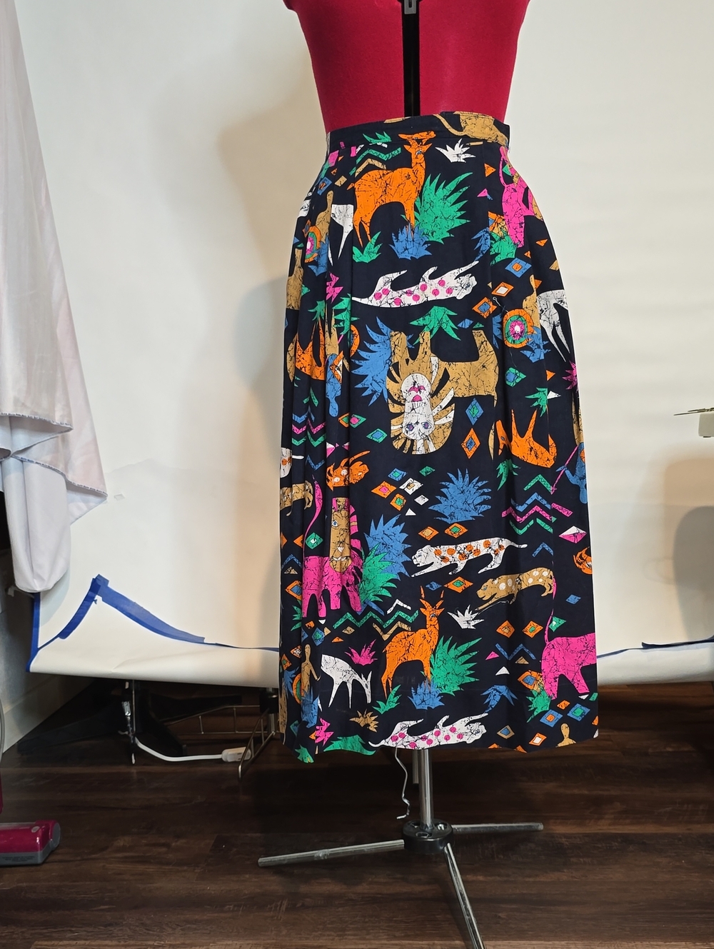 Doncaster Black Midi Skirt with Multicolor Animal & Foliage Print, vintage sz 6